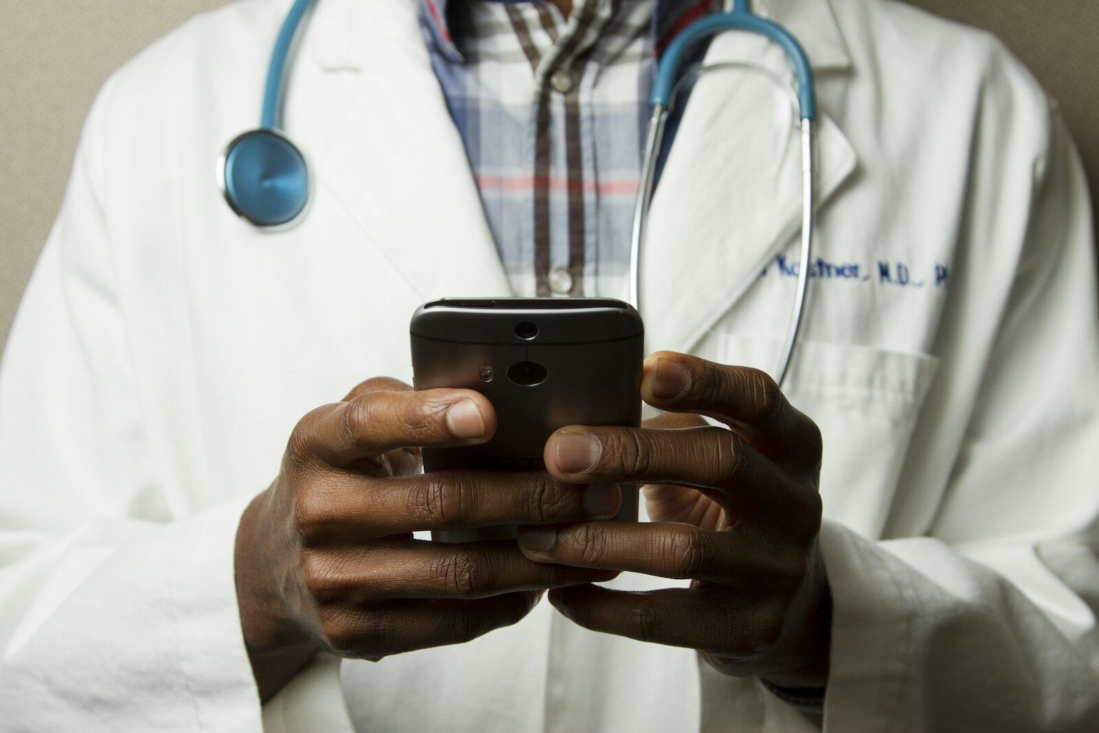 Una persona consulta una aplicación de salud en su teléfono