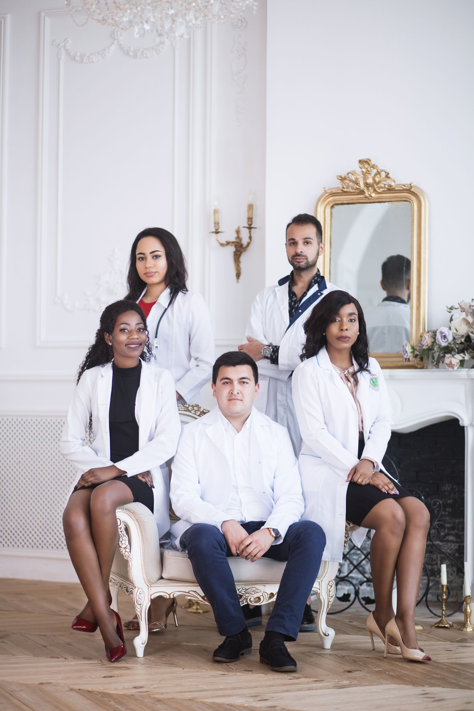 Un equipo de profesionales de la salud con guardapolvos en una sala luminosa